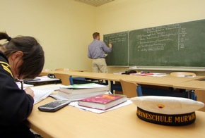 Deutsche Marine - Pressemeldung: Zivile Ausbildung - Pauken für den soldatischen Dienst und das Leben