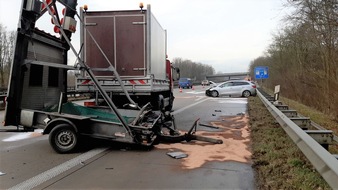 Polizeiinspektion Cuxhaven: POL-CUX: Schwerer Verkehrsunfall auf der BAB27 - PKW-Fahrer erleidet medizinischen Notfall und kollidiert mit Sicherungsanhänger einer Tagesbaustelle (Foto im Anhang)