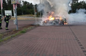 Brand- und Katastrophenschutz der Stadt Speyer: FW Speyer: Brand eines Elektrofahrzeugs an einer Lades&auml;ule