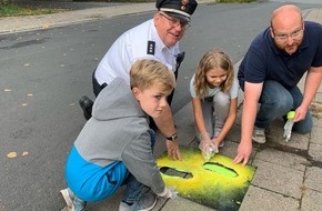 Polizeiinspektion Celle: POL-CE: Celle - Schulanfangsaktion Kleine Füße - sicherer Schulweg! Die gelben Füße und die Beamten der Polizeiinspektion Celle sorgen für einen sicheren Schulweg!