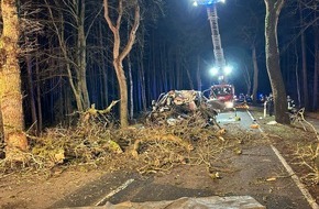 Kreisfeuerwehrverband Lüchow-Dannenberg e.V.: FW Lüchow-Dannenberg: Schwerer Verkehrsunfall bei Gusborn +++VW-Transporter kollidiert frontal mit Baum+++Fahrer verstirbt an Unfallstelle