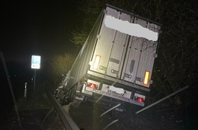 Polizeiinspektion Cuxhaven: POL-CUX: Sattelzugfahrer befährt aus Unachtsamkeit einen nicht freigegebenen Bereich der L135 im Bereich BAB27 Anschlussstelle Bremerhaven-Süd und muss aufwändig geborgen werden (Foto im Anhang)