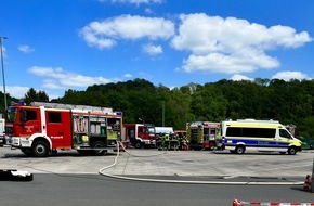 Freiwillige Feuerwehr der Stadt Lohmar: FW-Lohmar: Austretendes Gefahrgut sorgt für Großeinsatz der Feuerwehr Lohmar