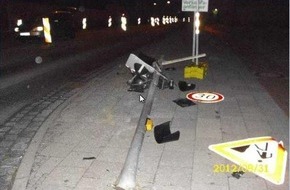 Polizeiinspektion Hildesheim: POL-HI: Verkehrsunfallflucht - Unbekannter fährt Ampelmast um und flüchtet
