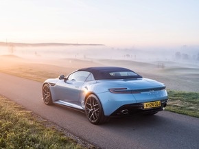 ASTON MARTIN DB12 VOLANTE GEWINNT PRESTIGETRÄCHTIGEN  „BEST CARS 2025“ AWARD