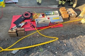 Feuerwehr Dresden: FW Dresden: Arbeiter wird von umgestürzten Bagger eingeklemmt