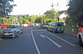 Polizei Mettmann: POL-ME: Schwerverletzter Motorradfahrer - Rettungshubschrauber im Einsatz - Velbert - 2207084