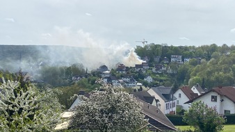 Feuerwehr Wetter (Ruhr): FW-EN: Wetter - Betriebsmittelspur und Heckenbrand sorgt für starke Rauchentwicklung