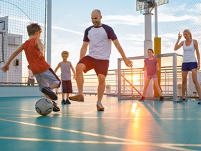 Aktuelle Pressemeldung: AIDA pr&auml;sentiert den Kult-Fu&szlig;balltalk &bdquo;Doppelpass on Cruise&ldquo; zur Fu&szlig;ball-WM 2026