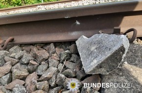 Bundespolizeiinspektion Weil am Rhein: BPOLI-WEIL: Betonplatte auf Schienen gelegt - Bundespolizei ermittelt