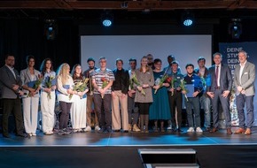 bpa - Bundesverband privater Anbieter sozialer Dienste e.V.: Collien Marie Dahlmann und Nick Victor Höpcke erhalten bpa-Pflegeazubiaward 2025 - Ministerpräsident Daniel Günther und bpa zeichnen erneut Pflege-Auszubildende in Kiel aus