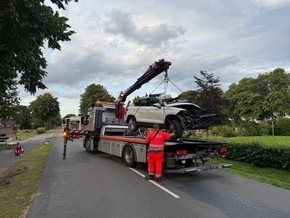 FW-AUR: Fahrerin nach Kollision mit Baum aus PKW geschnitten