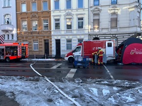 FW Düren: Brand im Mehrfamilienhaus mit drei Verletzten