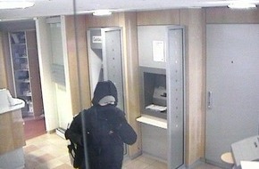 Polizeiinspektion Göttingen: POL-GÖ: (661/2018) Überfall auf Geldinstitut in Elliehausen - Polizei fahndet mit Bildern aus Überwachungskamera nach flüchtigem Räuber