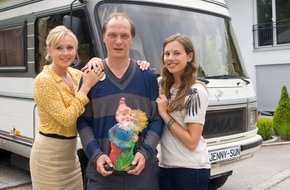 ZDF: ZDF-Familienkomödie "Neue Adresse Paradies" /  Dana Golombek und Martin Brambach als unfreiwillige Dauercamper (BILD)