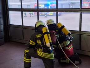 FW-AUR: Feuerwehren und THW gemeinsam bei &Uuml;bung gefordert