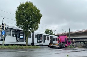 Feuerwehr Neuss: FW-NE: Verkehrsunfall zwischen LKW und Straßenbahn auf der Düsseldorfer Straße | Zwei Personen verletzt