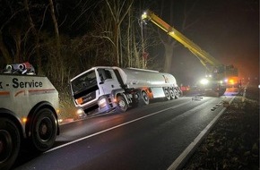 Polizeipräsidium Südosthessen - Offenbach: POL-OF: Tanklastzug mit 30.000 Litern Diesel rutscht in Straßengraben