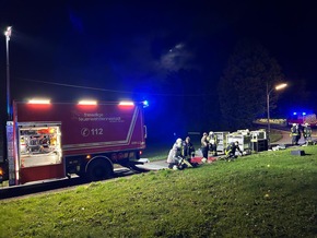 FW-OE: Gartenlaubenbrand in Obervalbert - Feuerwehr verhindert Ausbreitung auf Dachstuhl eines Wohnhauses