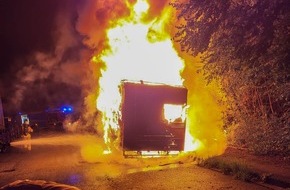 Freiwillige Feuerwehr Menden: FW Menden: PKW und Wohnmobil brennen in Lendringsen