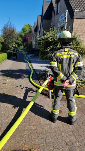 FW-WRN: FEUER_2 - LZ1 - brennt Garage in einer Garagenreihe