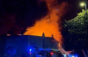 Feuerwehr Bad S&auml;ckingen: FW Bad S&auml;ckingen: Gro&szlig;brand in W&auml;scherei - Feuerwehr verhindert Ausbreitung auf Nachbargeb&auml;ude