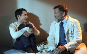ProSieben: Psycho-Doc statt Psycho-Dog: OSCAR®-Preisträger Robin Williams therapiert Elijah Wood / Start der zweiten Staffel "Wilfred" am 29. Juli auf ProSieben (BILD)