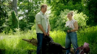 SAT.1: Verliebt in einen Bergretter? Beatrice Egli flirtet mit Bergretter Max in "Die Landarztpraxis - Team Sonnenhof" - ab Montag, 24. August, um 19 Uhr in SAT.1