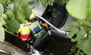 Kreispolizeibehörde Siegen-Wittgenstein: POL-SI: Autofahrerin landet in der Ferndorf