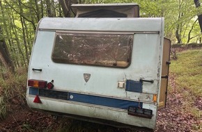 Polizeidirektion Kiel: POL-KI: 250724.1 Giekau / Engelau: Wohnwagen illegal in Waldstück entsorgt