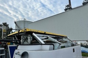 Polizei Duisburg: POL-DU: Gütermotorschiff rammt Brücke - Schiffsführer leicht verletzt