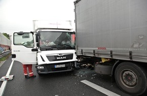 Feuerwehr Essen: FW-E: Verkehrsunfall mit zwei beteiligten Lastkraftwagen, eine Person verletzt