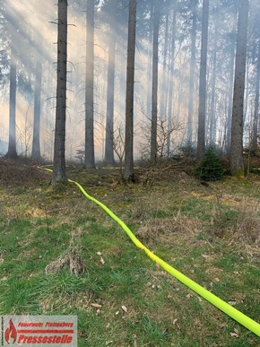 FW-PL: OT-Himmelmert. Waldbrand fordert Plettenberger Feuerwehr.