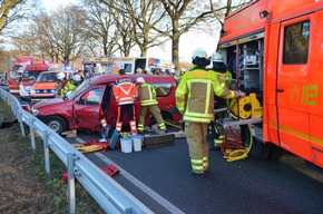 POL-STD: Zwei Autoinsassen bei Unfall auf der Bundesstraße 74 zum Teil schwer verletzt