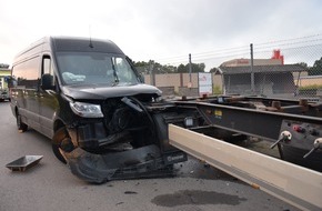 Kreispolizeibehörde Herford: POL-HF: Zusammenstoß mit Anhänger- Ablenkung führt zum Unfall