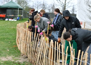 BAUHAUS pflanzt Waldinsel in Leipzig