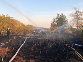 FW Bad Honnef: Schuppenbrand greift auf 24.000m² Vegetation über