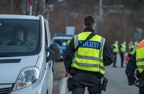 Bundespolizeidirektion München: Bundespolizeidirektion München: 13 Migranten auf Ladefläche/ Bundespolizei bringt Schleuser in Haft