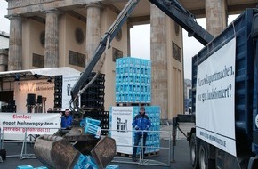 Petcycle GmbH: Protestaktion gegen die Abschaffung von Mehrwegkasten-Systemen in Berlin