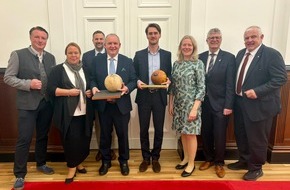 Schutzgemeinschaft Deutscher Wald: SDW-Ehrenpreis "Goldene Tanne": Eckart von Hirschhausen und Carsten Wilke sind Preistr&auml;ger des Jahres 2026