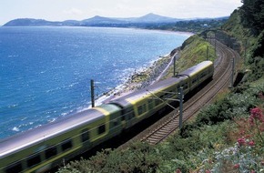 Irland Information Tourism Ireland: Irland mit Bus & Bahn: grün reisen auf der grünen Insel / Nachhaltig reisen mit öffentlichen Verkehrsmitteln - entspannt, günstig und klimafreundlich zu den schönsten Zielen der Insel