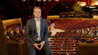 ARD Das Erste: Von Aserbaidschan mutmaßlich bestochen: Anklage gegen ehemalige Bundestagsabgeordnete / ARD beleuchtet die Hintergründe in einem Thementag am 6. März