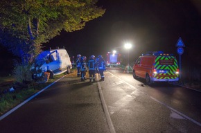 FW-RD: Transporter fährt gegen Baum - Fahrer schwerverletzt
