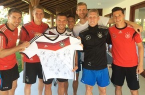 United Charity gemeinnützige Stiftungs GmbH: DFB-Elf engagiert sich zum WM-Halbfinale für Fan-Schicksal / Initiative von Podolski aus Brasilien: unitedcharity.de versteigert signiertes WM-Trikot (FOTO)