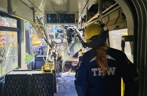 THW Landesverband Berlin, Brandenburg, Sachsen-Anhalt: THW LVBEBBST: Rund 50 THW-Kr&auml;fte beim Stra&szlig;enbahnunfall in Berlin-Lichtenberg im Einsatz