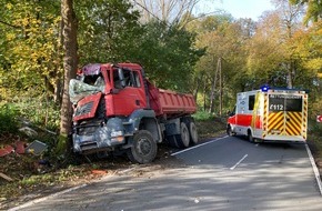 Kreispolizeibehörde Unna: POL-UN: Holzwickede - Mühlenstraße / Langscheder Straße - PKW schneidet Kurve, LKW weicht aus und kommt nach rechts von der Fahrbahn ab