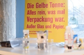 Initiative "Mülltrennung wirkt": Verpackungsabfälle aus dem Online-Handel sind Rohstoffe / Aus Versandkartons werden Büropapier und Briefumschläge