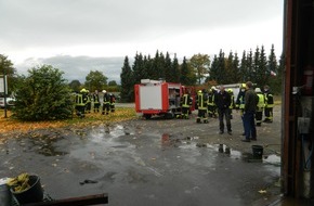 Kreisfeuerwehrverband Rendsburg-Eckernförde: FW-RD: Feuer in Dachdeckerei in Aukrug-Böken (Kreis Rendsburg-Eckernförde)