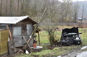 Feuerwehr Lennestadt: FW-OE: Schwerer Verkehrsunfall in Maumke, 6-jähriges Kind und 2 Erwachsene verletzt