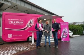 Deutsche Telekom AG: Bürgermeister Timo Greuel besucht das Glasfaser-Infomobil der Telekom in Langenselbold